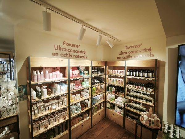 Lettrage Florame Ultra-concentré en actifs naturels au-dessus des étagères de la boutique