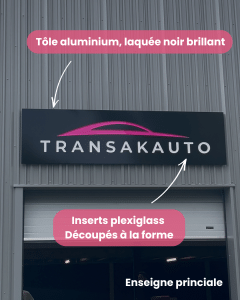Enseigne principale Transak Auto en tôle aluminium laquée noir brillant avec inserts plexiglas découpés