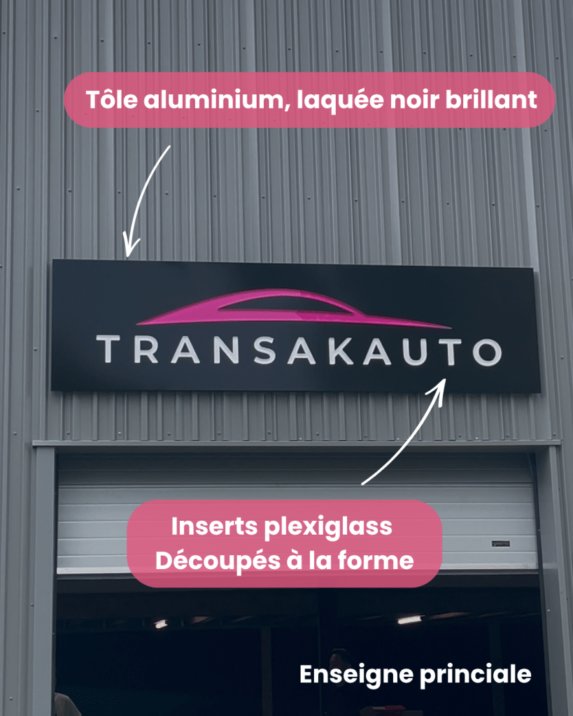 Enseigne principale Transak Auto en tôle aluminium laquée noir brillant avec inserts plexiglas découpés