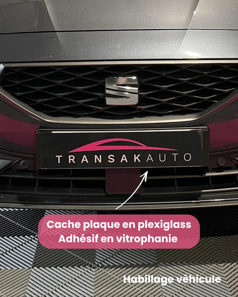 Cache-plaque plexiglas Transak Auto apposé sur la calandre d'une voiture, avec logo adhésif