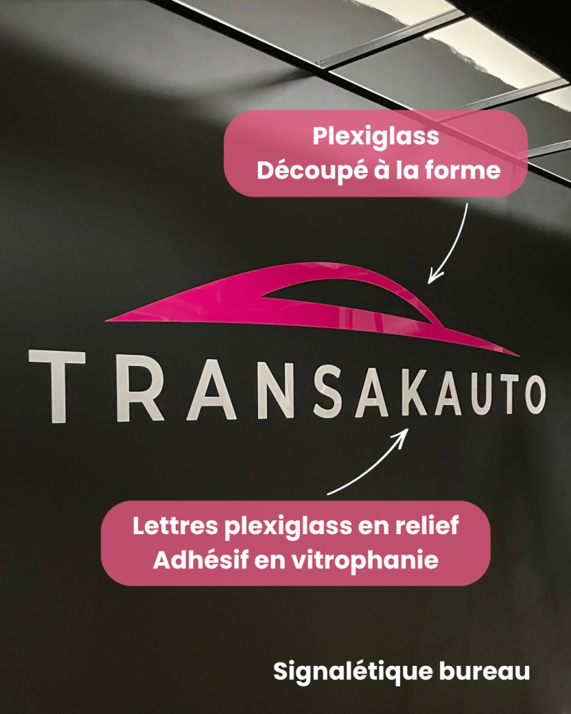 Lettres plexiglas en relief et adhésif en vitrophanie formant le logo Transak Auto sur fond noir
