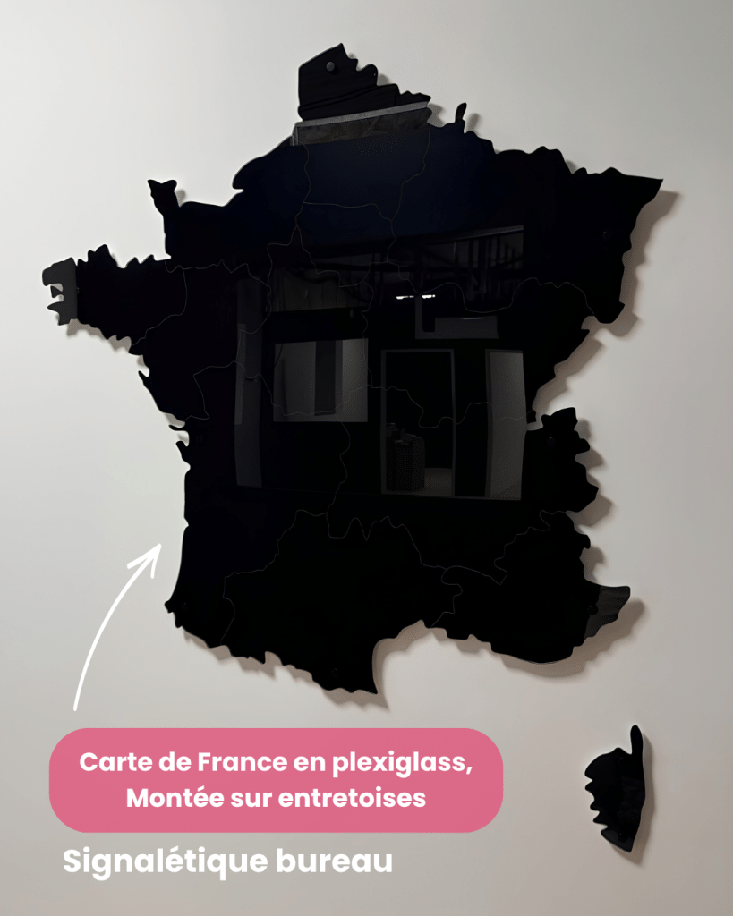 Découpe en forme de carte de France en plexiglas noir, montée sur entretoises sur mur blanc