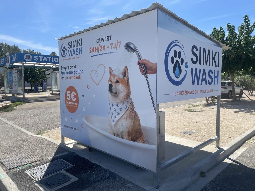Box Simki Wash recouvert d'un adhésif imprimé grand format avec chien sous la douche et tarifs