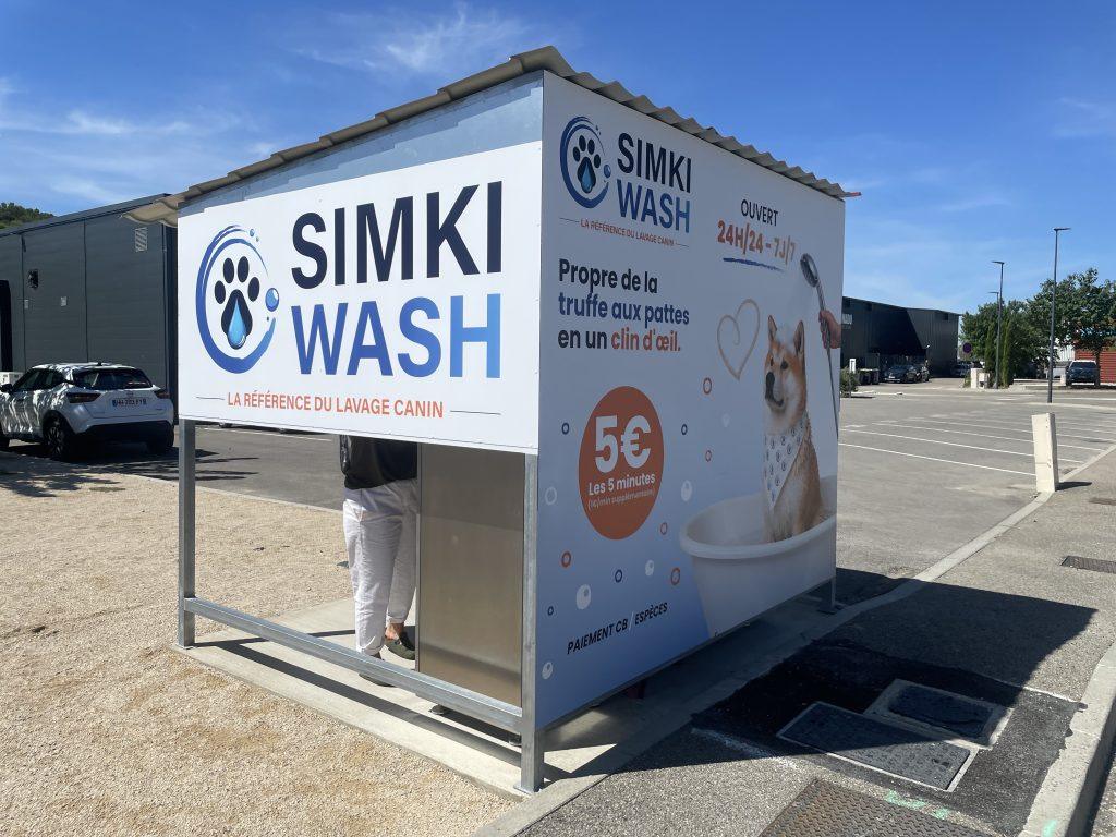 Box de lavage canin Simki Wash avec enseigne et visuel publicitaire « Propre de la truffe aux pattes »
