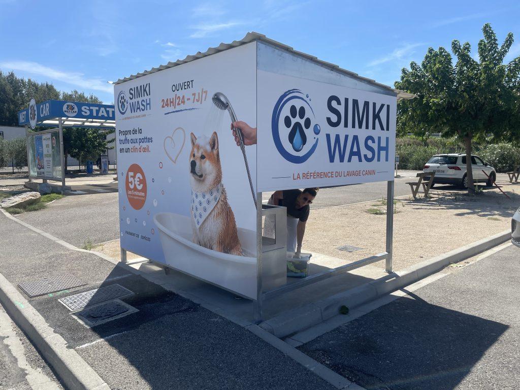 Box de lavage canin Simki Wash habillé installé sur une station de lavage auto