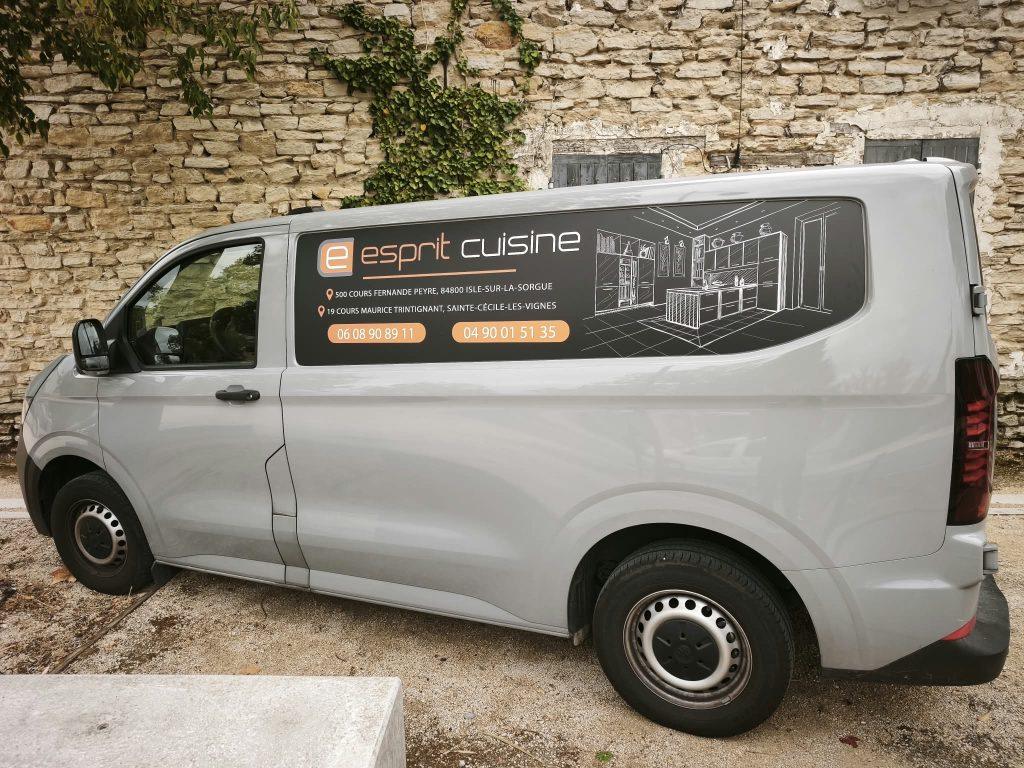 Profil droit du fourgon gris présentant un large bandeau Esprit Cuisine ; flocage camion réalisé