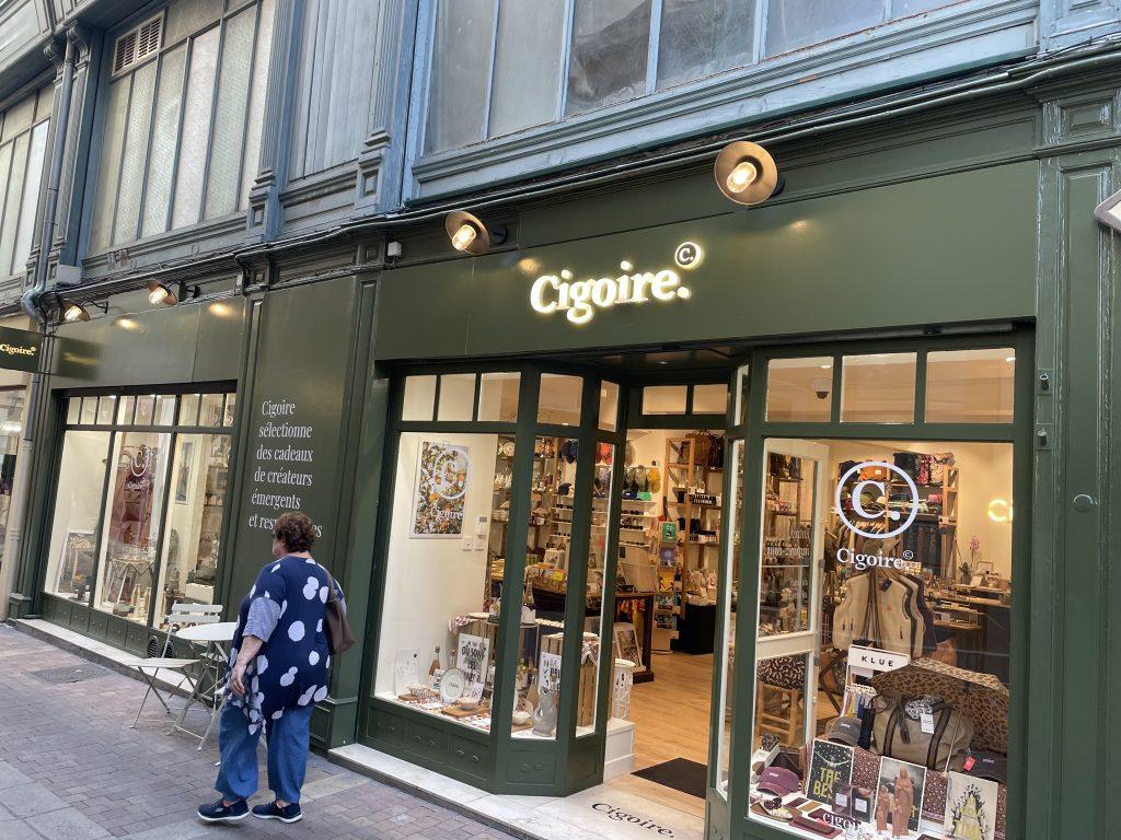 Façade commerciale Cigoire à Nimes avec enseigne lumineuse rétro éclairée au-dessus de l'entrée