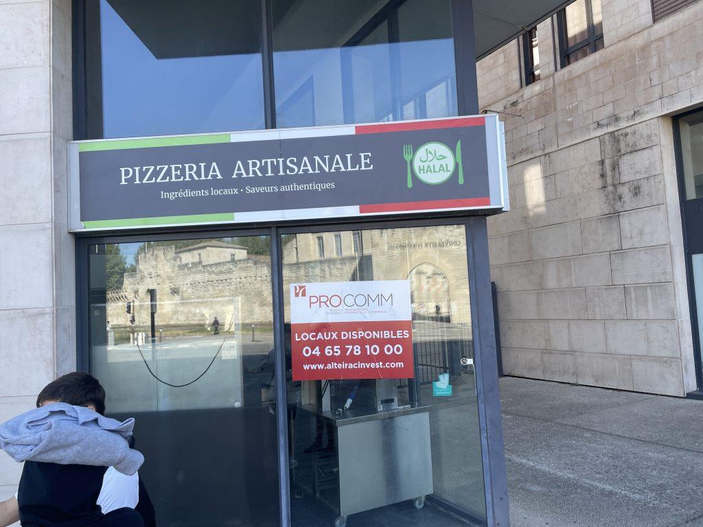 Enseigne latérale 'Pizzeria Artisanale' avec logo halal en bout de bandeau