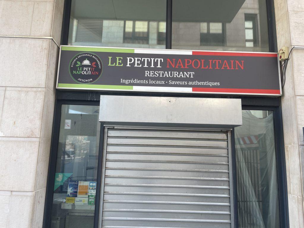 Enseigne bandeau Le Petit Napolitain avec logo rond et liseré tricolore