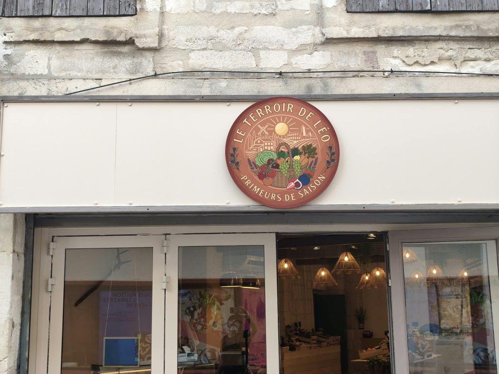 Disque décoratif Le Terroir de Léo placé au-dessus d'une vitrine