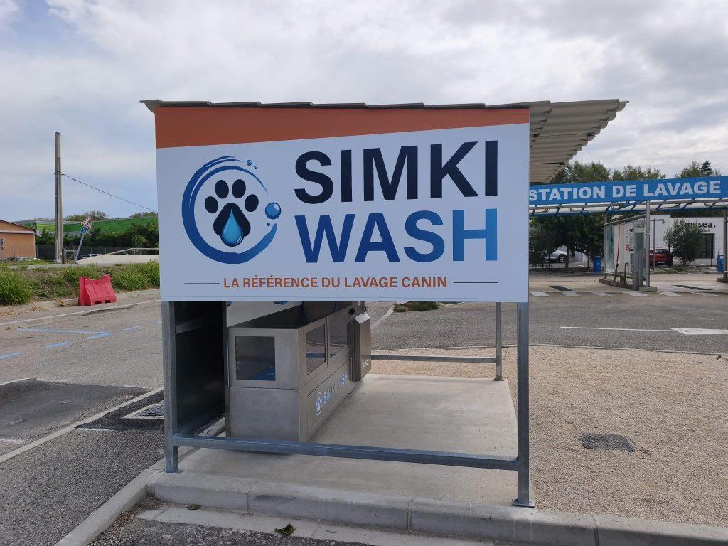 Enseigne Simki Wash « La référence du lavage canin » en façade d'un box de lavage pour chiens