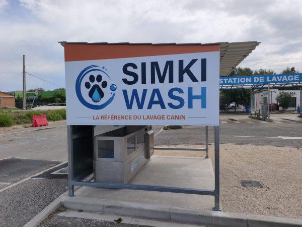 Enseigne Simki Wash « La référence du lavage canin » en façade d'un box de lavage pour chiens