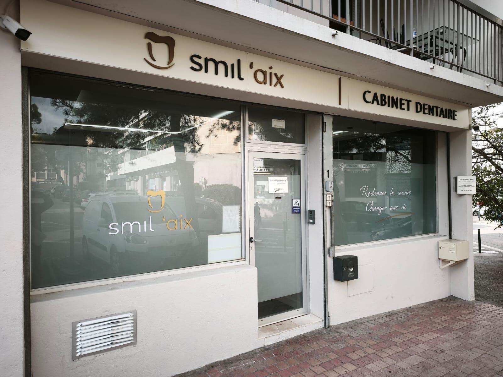 Vitrine dépoli marquée Smil'Aix et enseigne au-dessus, Cabinet dentaire à Aix en Provence