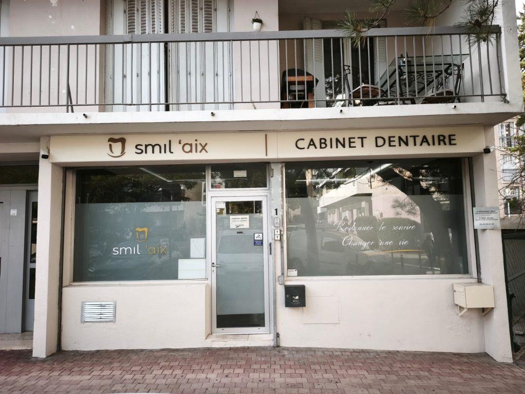 Façade complète du Cabinet dentaire Smil'Aix avec enseigne Cabinet dentaire en bandeau