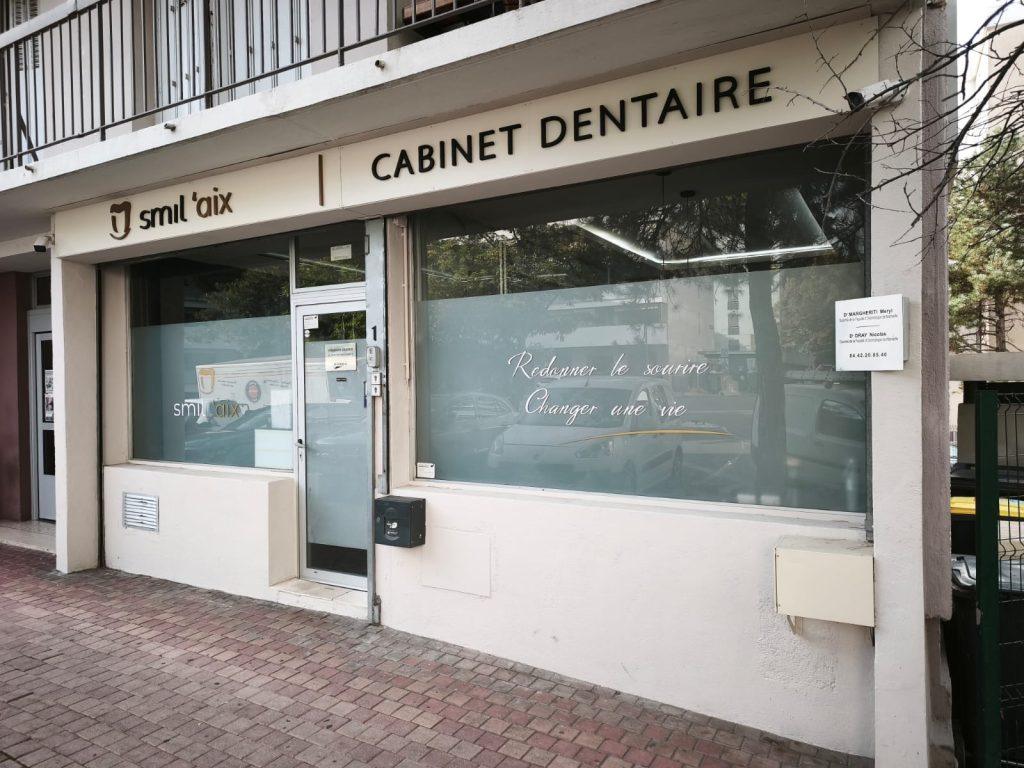 Façade frontale du cabinet avec bandeau 'Cabinet dentaire' et vitres dépoli