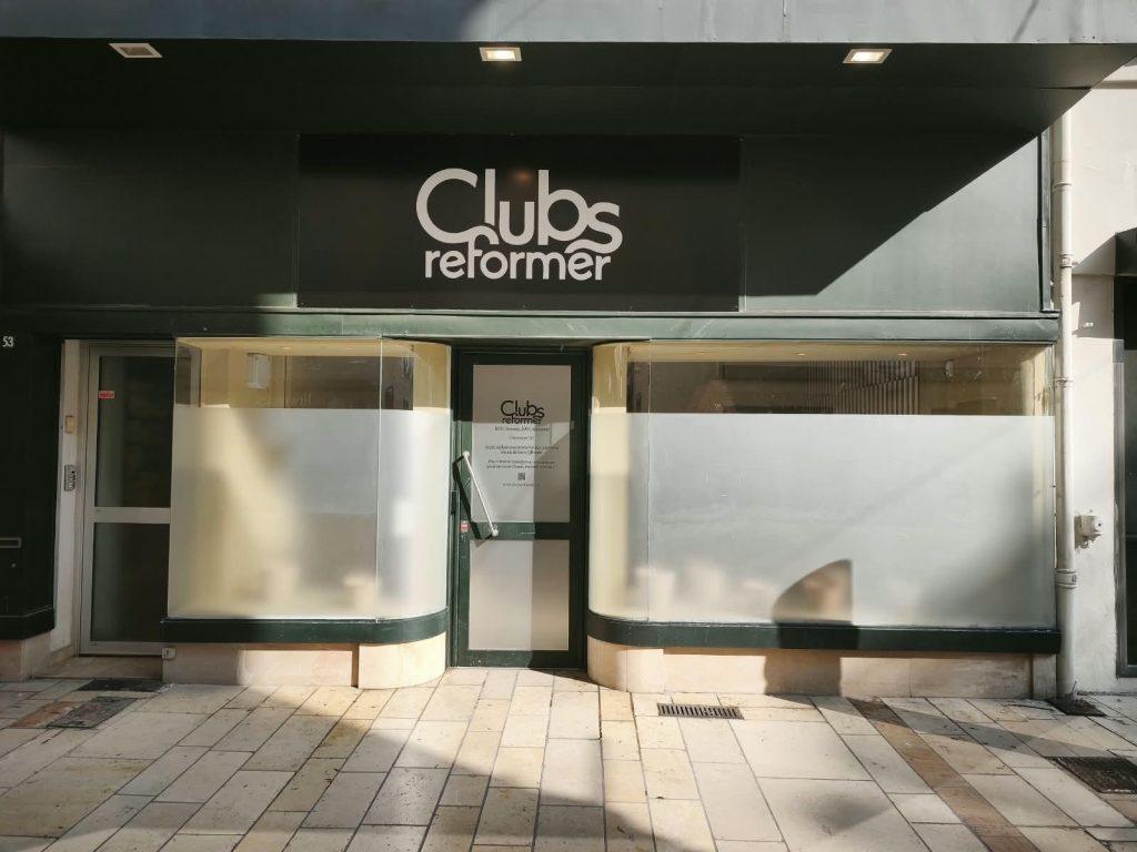 Façade du studio Club Reformer avec vitrines arrondies et film dépoli