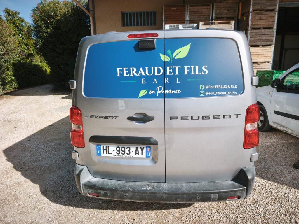 Détail du marquage arrière montrant le logo feuille et le lettrage Feraud et Fils sur fond bleu