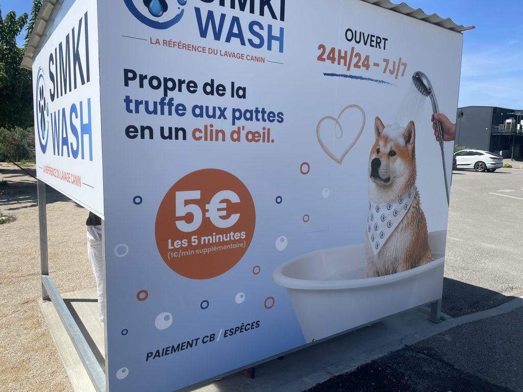 Adhésif grand format Simki Wash avec chien Shiba dans une baignoire et tarif 5 € les 8 minutes