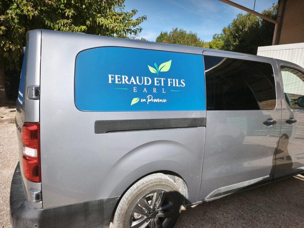 Adhésif latéral bleu posé sur la fenêtre latérale droite du fourgon avec nom Feraud et Fils