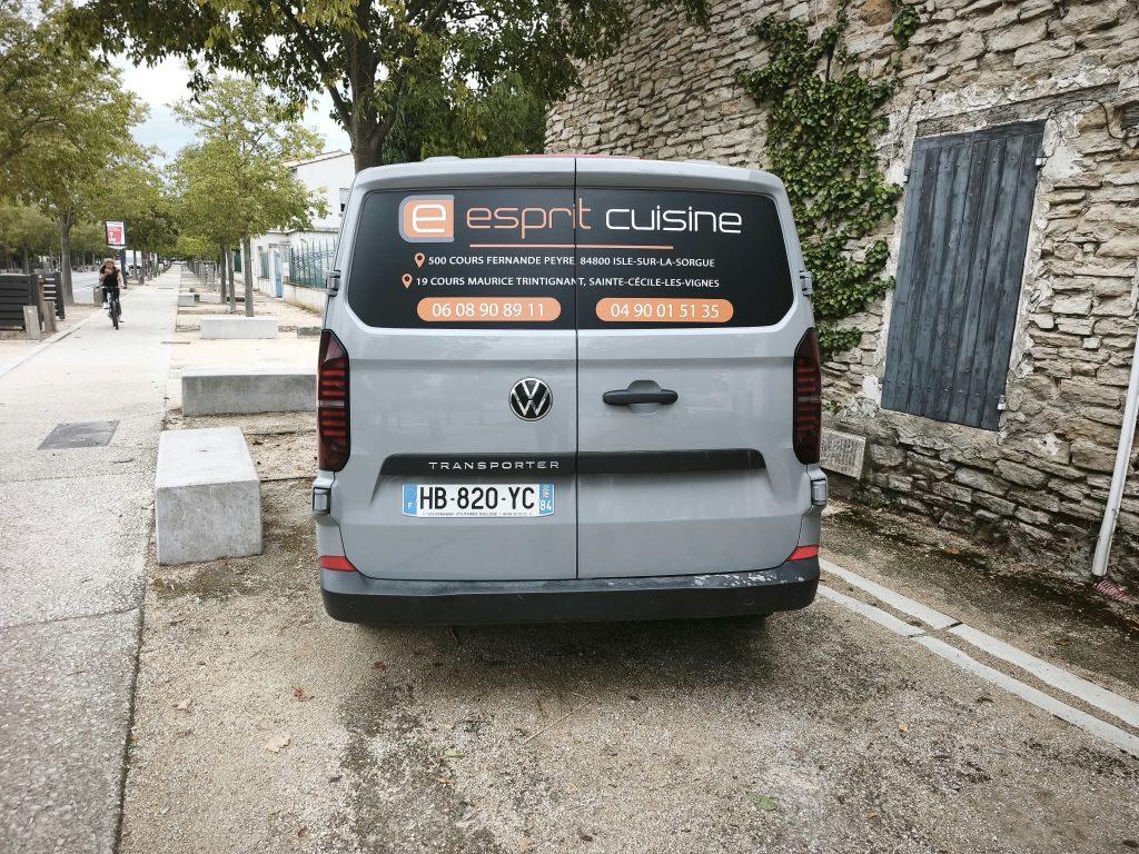 Arrière du Volkswagen Transporter gris avec adhésif Esprit Cuisine collé sur la lunette et les portes