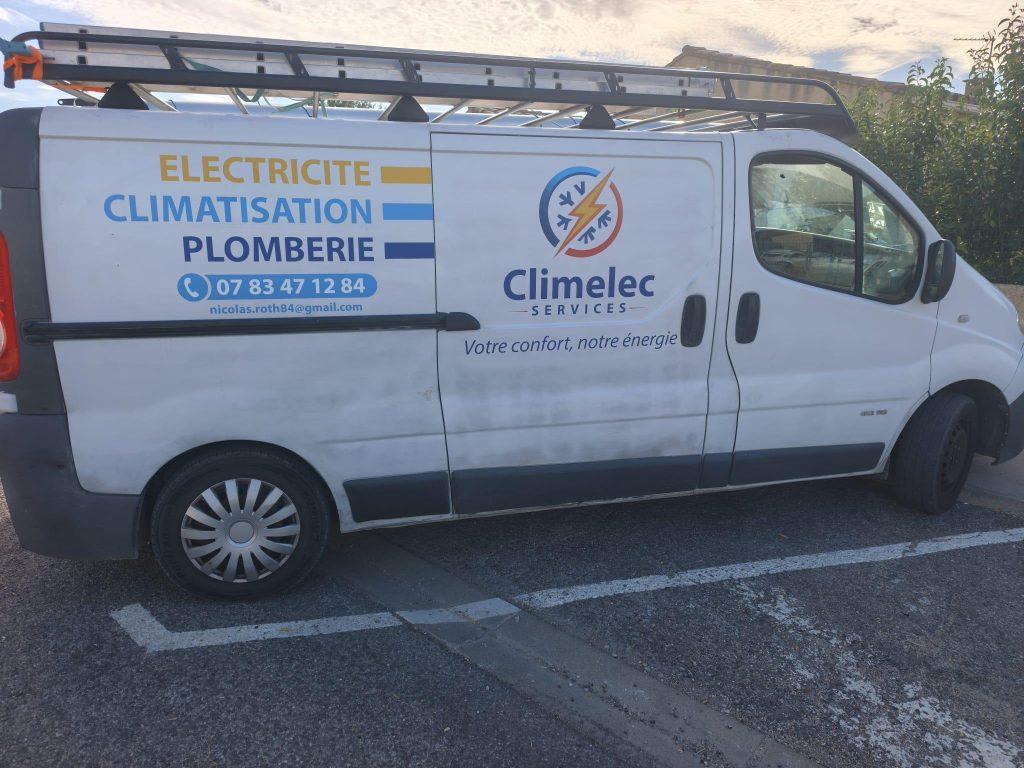 Profil latéral gauche du fourgon blanc floqué Climelec Services avec slogan «Votre confort, notre énergie»