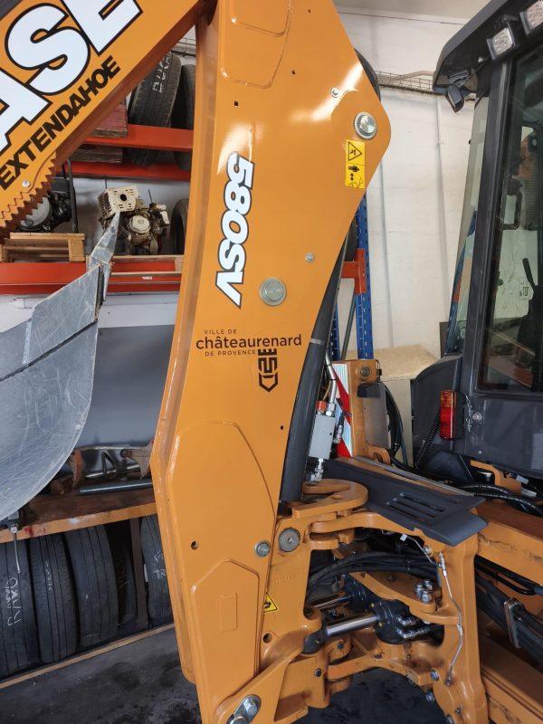 Bras de tractopelle Case 580SV avec marquage adhésif Ville de Châteaurenard