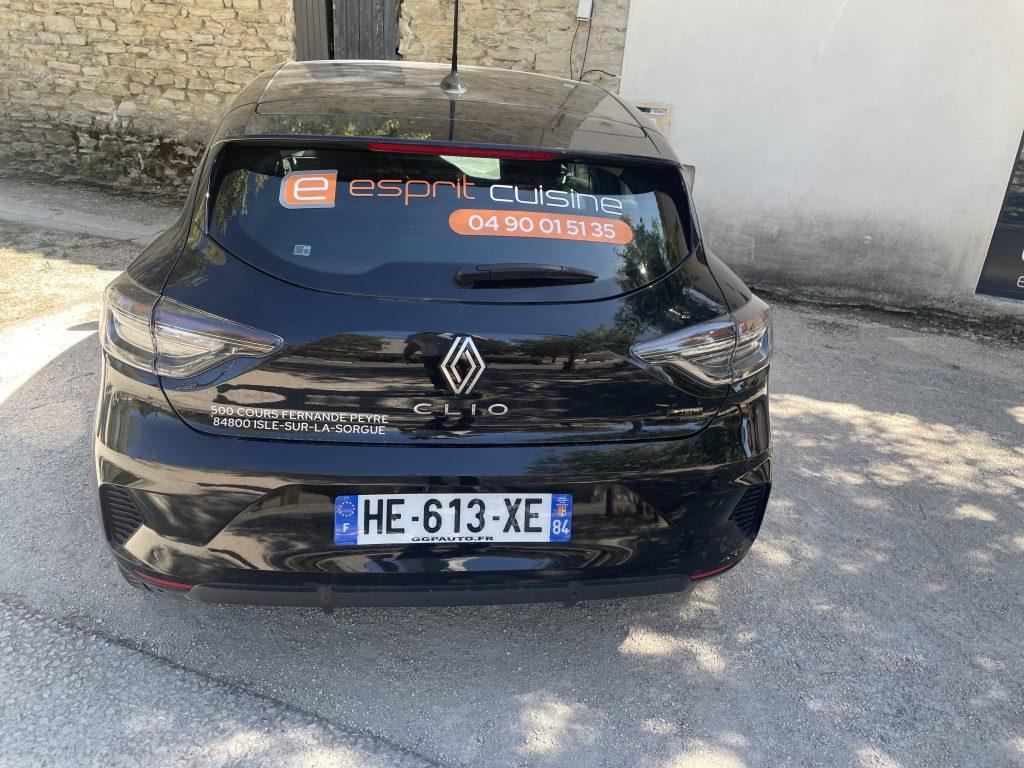 Arrière d'une Renault Clio noire avec logo et téléphone Esprit Cuisine sur la lunette