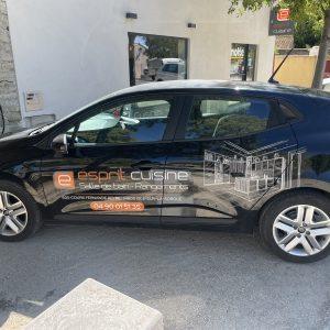 Renault Clio noire avec marquage publicitaire Esprit Cuisine salle de bain rangement