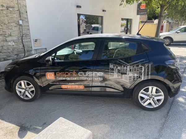 Renault Clio noire avec marquage publicitaire Esprit Cuisine salle de bain rangement