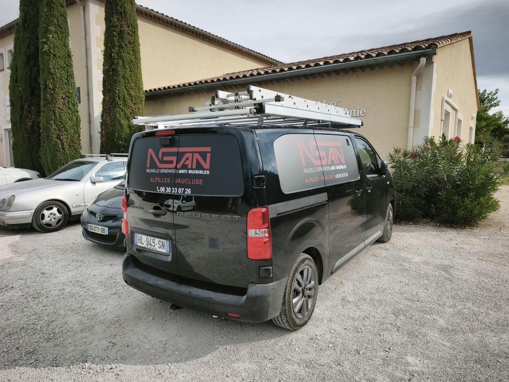 Vue arrière d'un Peugeot Expert noir marqué NGAN, véhicule tiers présent sur site de pose