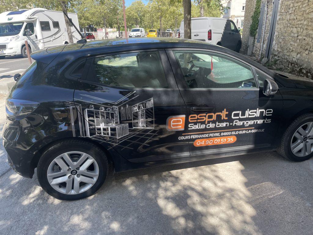 Voiture Renault Clio floquée Esprit Cuisine salle de bain et rangements, vue de trois quarts