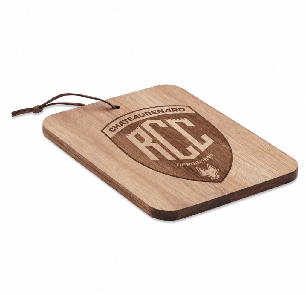Planche inclinée montrant le blason gravé Rcc Chateaurenard et la lanière