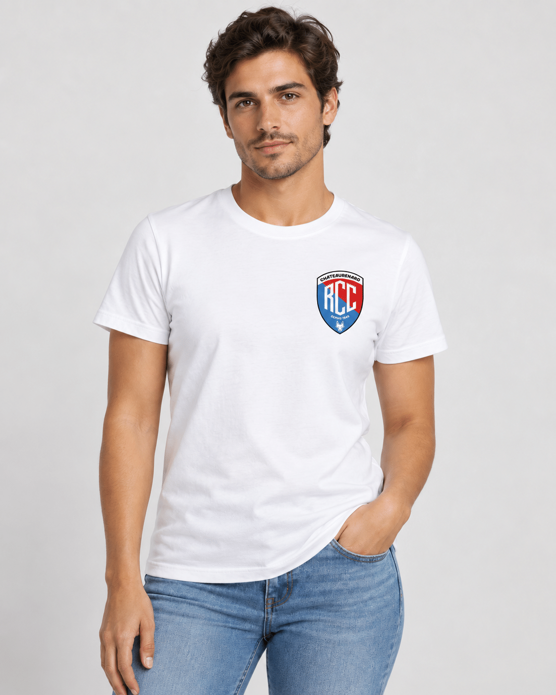 T-shirt blanc porté avec écusson RCC brodé côté poitrine, projet flocage textile Châteaurenard