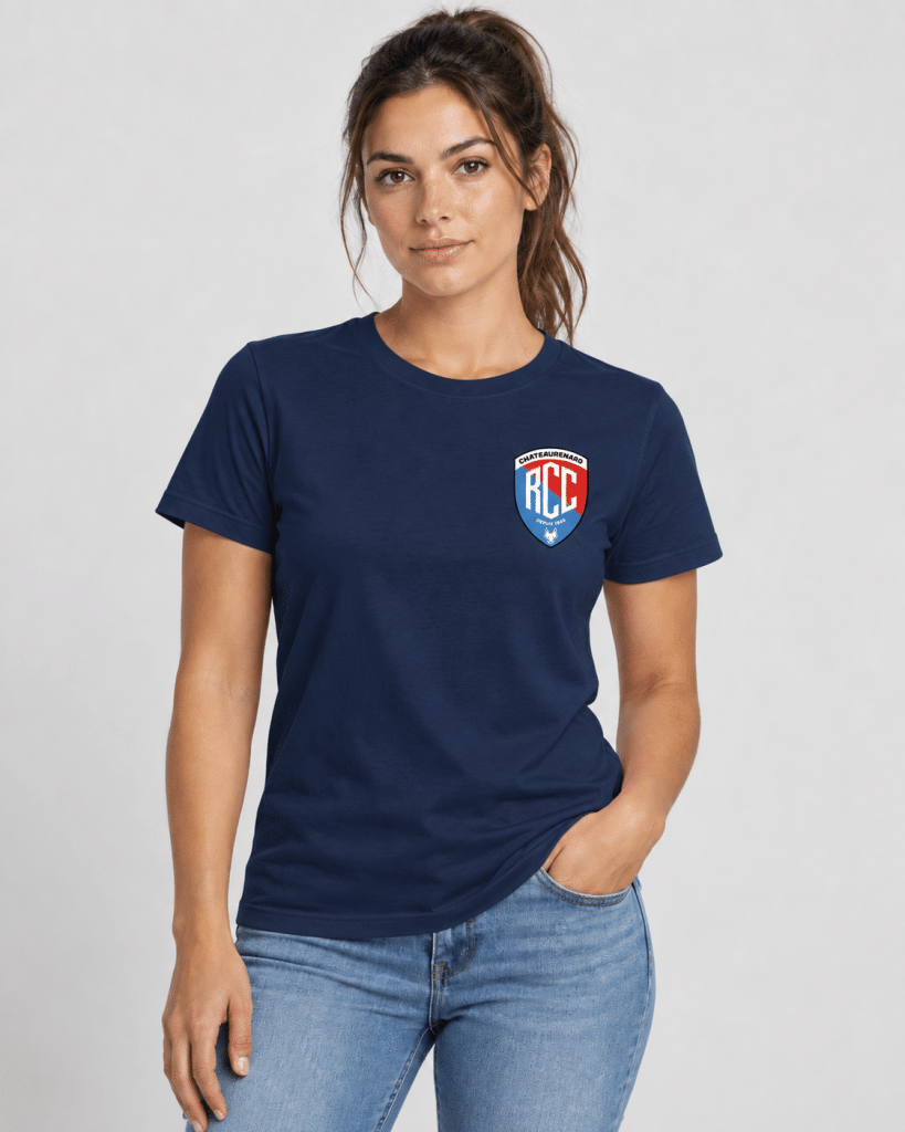 T‑shirt bleu marine présenté en buste avec écusson RCC côté cœur
