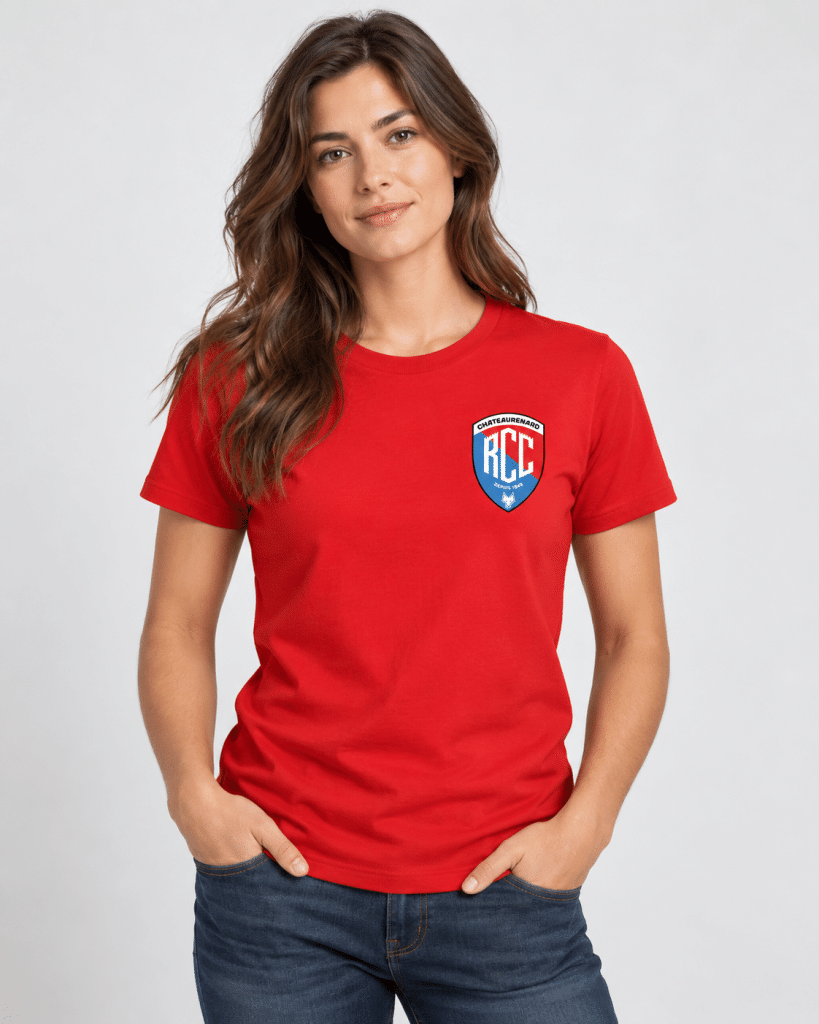 T-shirt rouge porté, écusson RCC appliqué sur poitrine droite