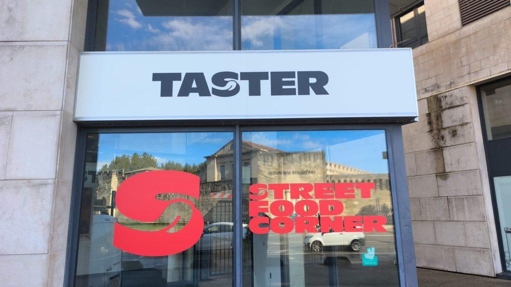 Enseigne Taster sur caisson lumineux plexi installé au-dessus de la vitrine