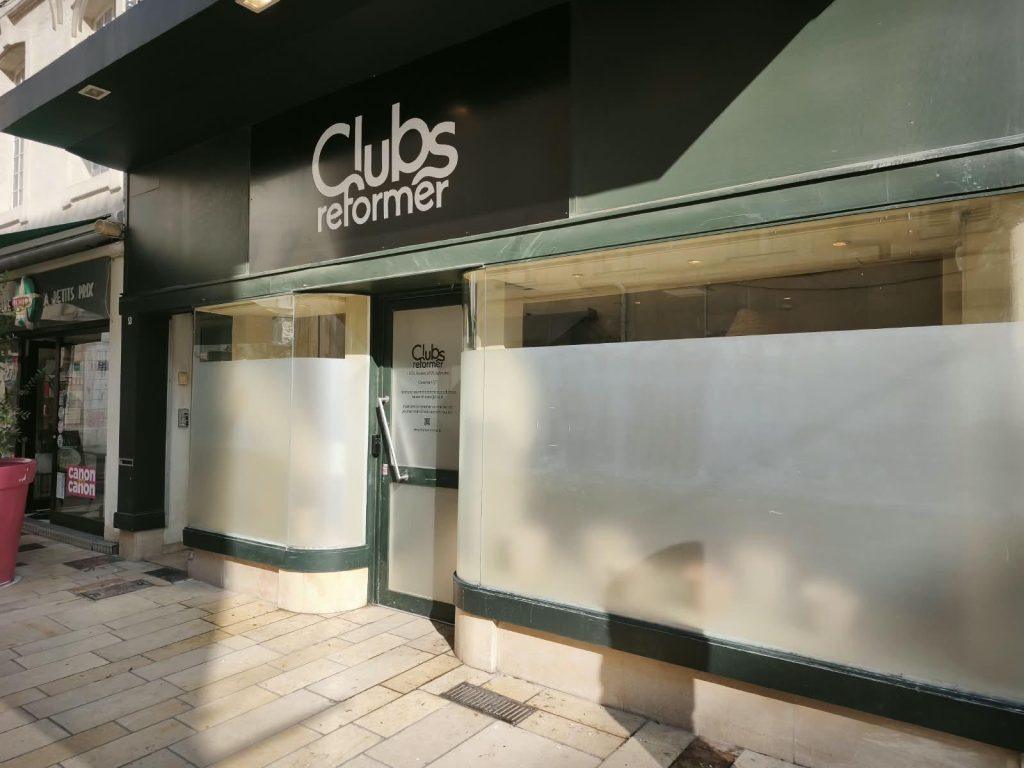 Devanture Club Reformer aux vitrines recouvertes d’un film dépoli