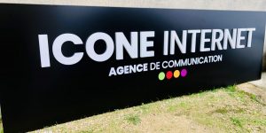 enseigne lettres découpées PVC appliquées sur panneau dibon noir